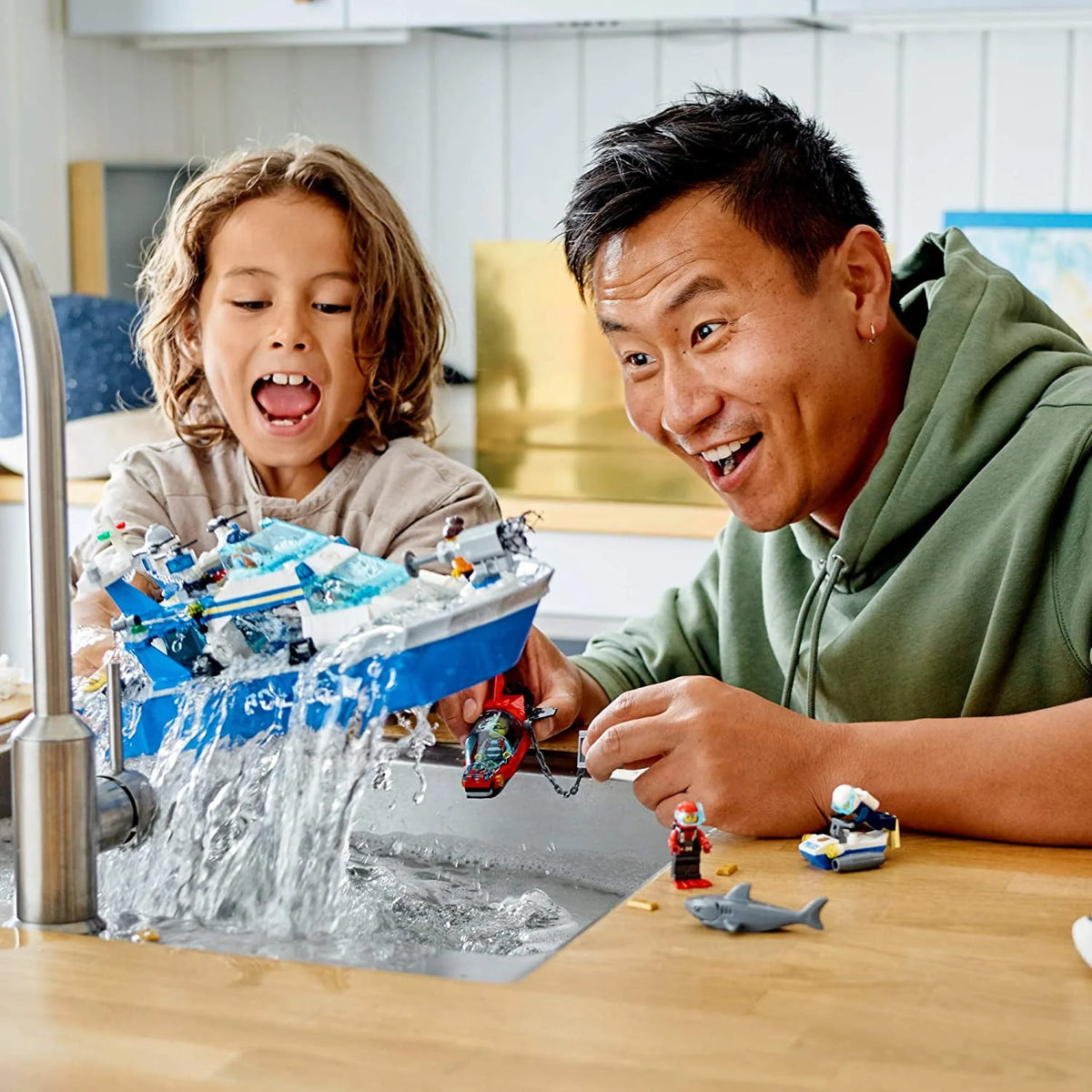Police Patrol Boat Building Kit 276 Pieces K695058